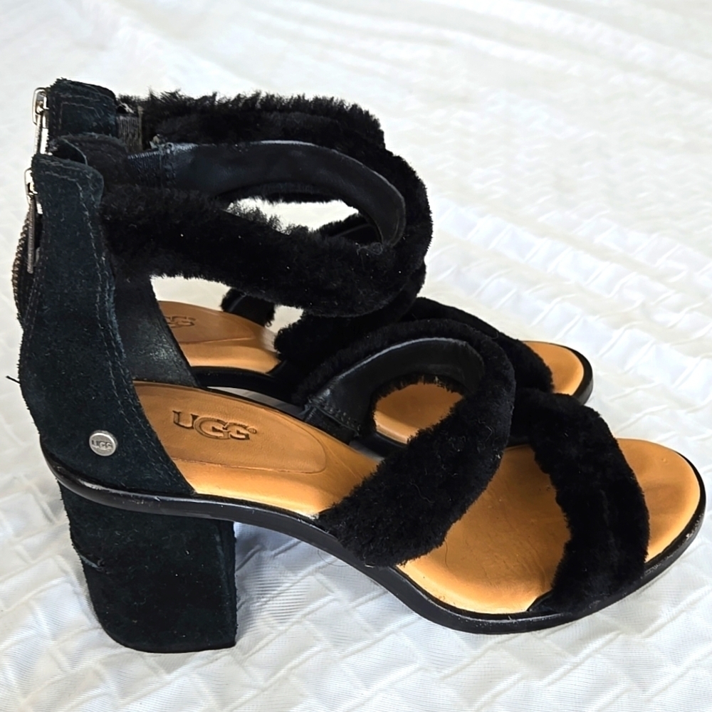 UGG Del Rey Black Triple Strap Fluffy Heeled Sandals Size 8.5 Office Siren